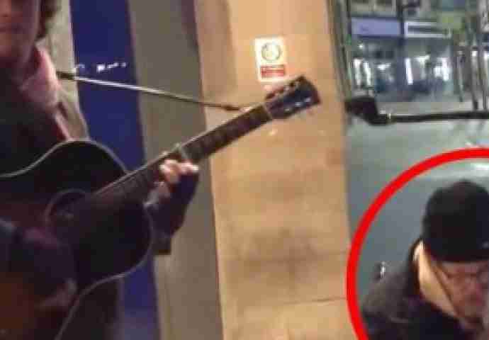 Beskućnik je uzeo mikrofon od uličnog muzičara – Krajnji rezultat će vas ostaviti bez teksta
