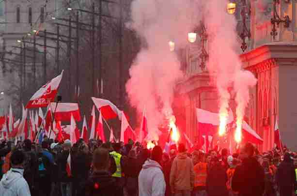 POLJSKA RASTURILA EUROPSKU OLIGARHIJU: Umjesto poreza građanima, uvode POREZE BANKARIMA!