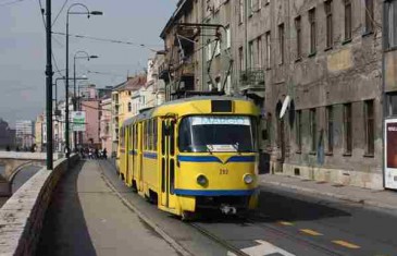 STRAVIČNO U SARAJEVU: Tramvaj pregazio radnika “Parka” koji je kosio travu pored šina (VIDEO)