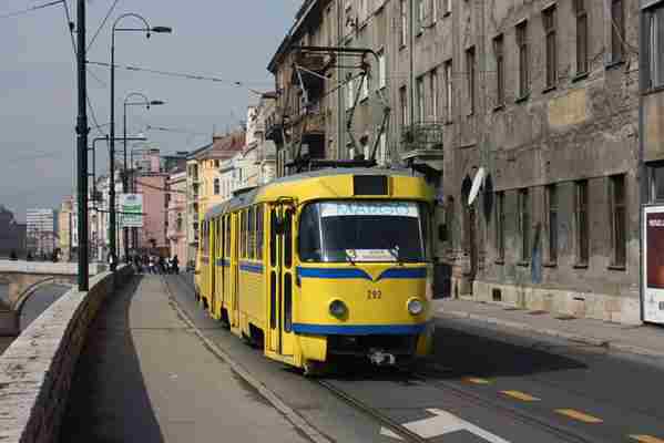 STRAVIČNO U SARAJEVU: Tramvaj pregazio radnika “Parka” koji je kosio travu pored šina (VIDEO)