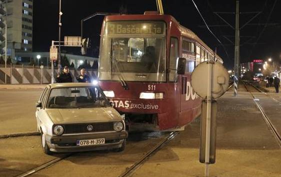 Sarajevo: Sudar tramvaja i Golfa na raskrsnici u Nedžarićima