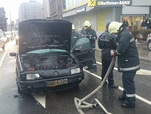 Sarajevo: Zapalio se automobil na raskrsnici na Skenderiji (FOTO+VIDEO)