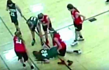 Mlada košarkašica ostala ležati na podu, zavapila: ‘Komad parketa se zabio u mene’