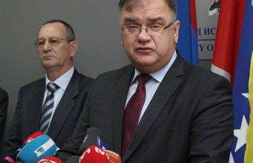 Šta će na ovo reći Izetbegović: Ivanić komentarisao hapšenje zbog pokazivanja srednjeg prsta