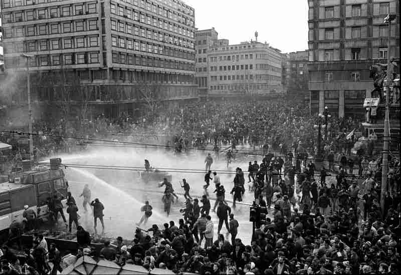 DAN KOJI JE MOGAO SVE PROMIJENITI: Devetog marta 1991. na ulice Beograda izašlo je 100.000 ljudi, Milošević je na njih poslao tenkove i 10.000 policajaca