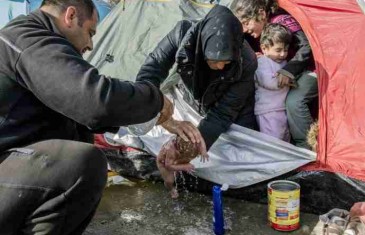 Fotografija novorođenčeta iz Idomenija zaprepastila svjetsku javnost: Grčka obećala rješenje