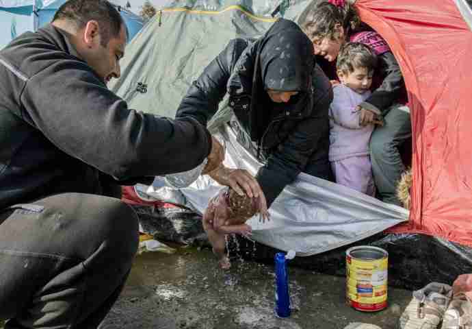Fotografija novorođenčeta iz Idomenija zaprepastila svjetsku javnost: Grčka obećala rješenje