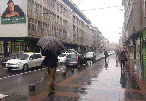 ZA NJEGA PRAVILA NE VRIJEDE Vozač Punta u sarajevskoj ulici Maršala Tita vozio suprotnim smjerom!