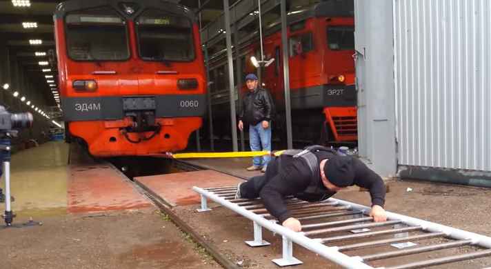 Pogledajte kako najjači čovjek svijeta zaustavlja konje u trku, podiže kamilu ili vuče tramvaj i voz! (VIDEO)