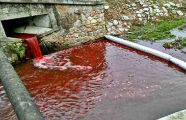 MNOGI LJUDI U PANICI: Još jedna rijeka postala krvavo crvena…