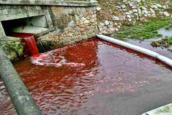 MNOGI LJUDI U PANICI: Još jedna rijeka postala krvavo crvena…