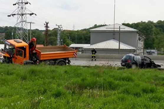 FOTO S LICA MJESTA: Dan pred zakazano vjenčanje, autom podletio pod kamion i poginuo sin vlasnika…