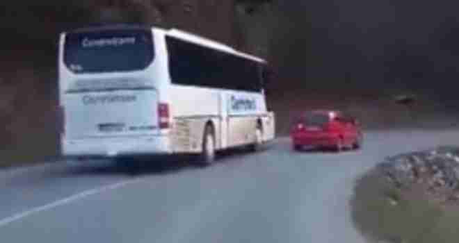 Evo ko vozi bh. građane: Vozač autobusa pretiče u krivini, na punoj liniji… (VIDEO)