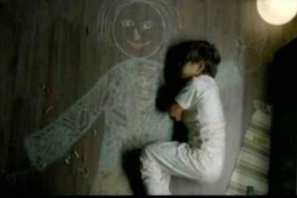 ZA RASPLAKATI SE : Dječak iz sirotišta nacrtao mamu na podu i zaspao u njenom naručju