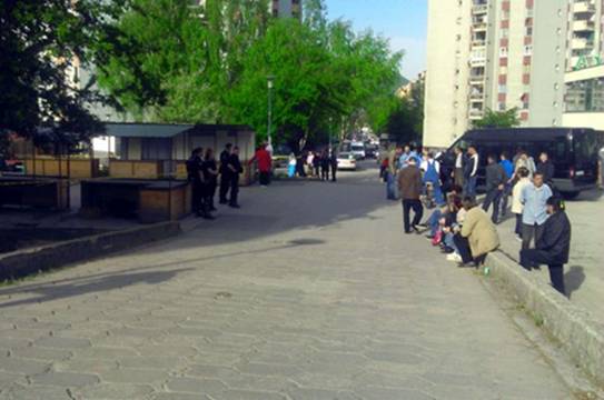 Policija ogradila pijacu na Alipašinom Polju, trgovci ne pristaju na deložaciju