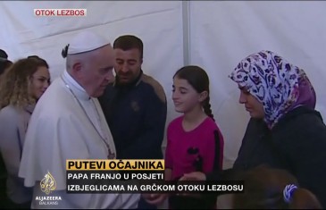 Pogledajte ko su izbjeglice koje su ljubile Papi ruku u Grčkoj…