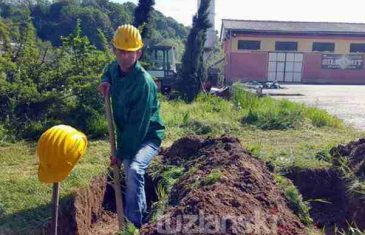 Očaj do smrti: Gladni radnici Tuzla- Kvarca iskopali grobove u kojima čekaju kraj…