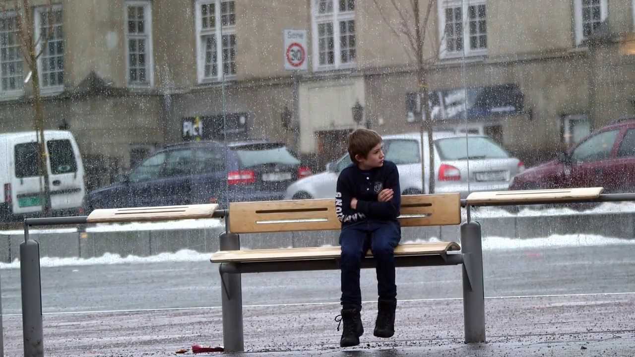 VIDEO KOJI JE ‘RASPLAKAO’ MNOGE: Šta biste Vi učinili kada biste na autobuskoj stanici ugledali dijete koje se smrzava?