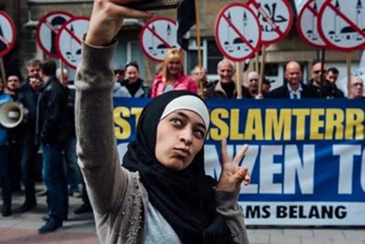 Fotografije Zakije Belkhiri na antiislamskim protestima dijele stotine ljudi širom svijeta