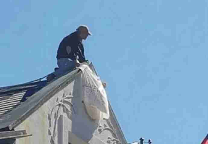 DRAMATIČNO STANJE: Muškarac se popeo na krov zgrade Ambasade Slovenije i prijeti da će skočiti