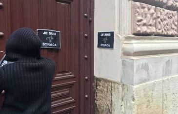 Sarajevske feminiskinje na ulaz u rezidenciju kardinala Puljića, zalijepile nešto što mu se neće svidjeti