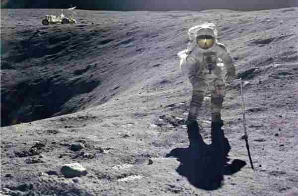 12 očiglednih dokaza da je sletanje na Mesec bilo potpuno lažno i snimljeno u studiju
