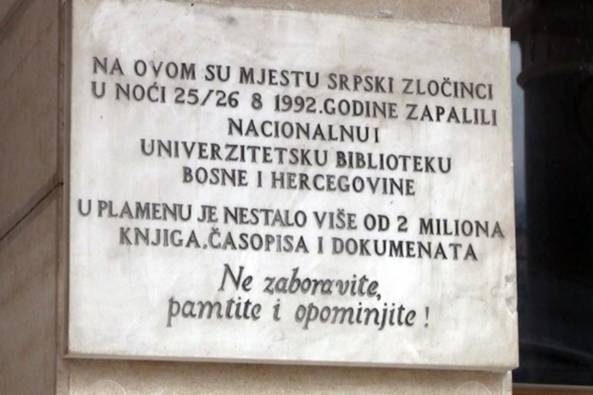 Predstavnici Srbije nisu htjeli ući u Vijećnicu: Ploče na kojima piše srpski zločinci prekrivene!