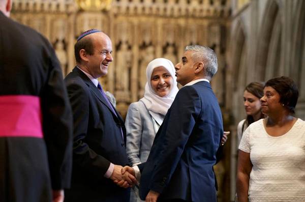 BIBLIJA ILI KUR'AN: Pogledajte kako je na zakletvi prvi musliman načelik Londona podigao Englesku na noge…