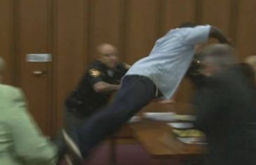 Potresan snimak: Otac u sudnici napao serijskog ubicu koji mu je ubio kćerku
