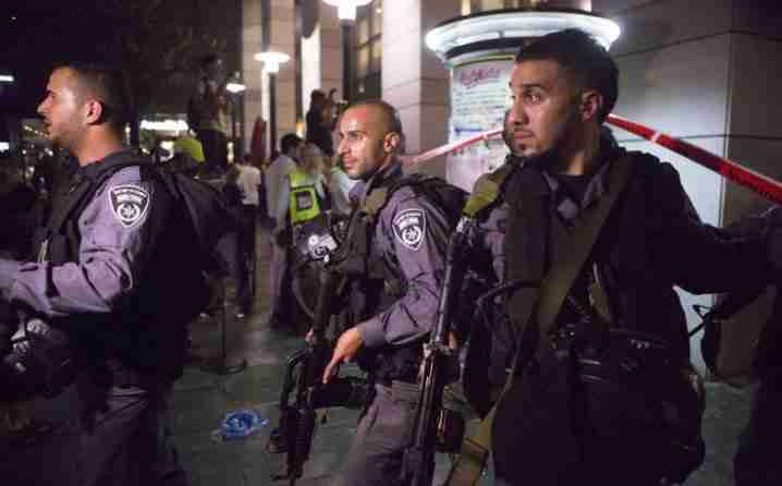 UZNEMIRUJUĆI VIDEO: Pojavio se stravičan snimak na kojem policajac puca u čovjeka koji je napravio masakr u Tel Avivu!