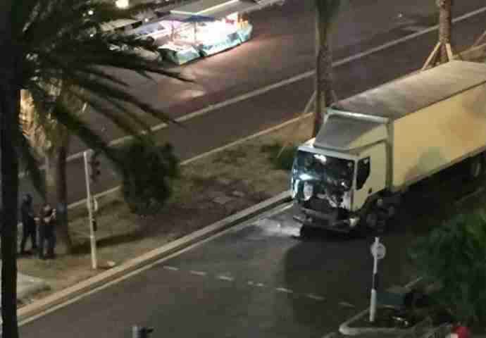 HOROR u Nici: Kamion pokosio pješake, više desetina mrtvih (VIDEO)
