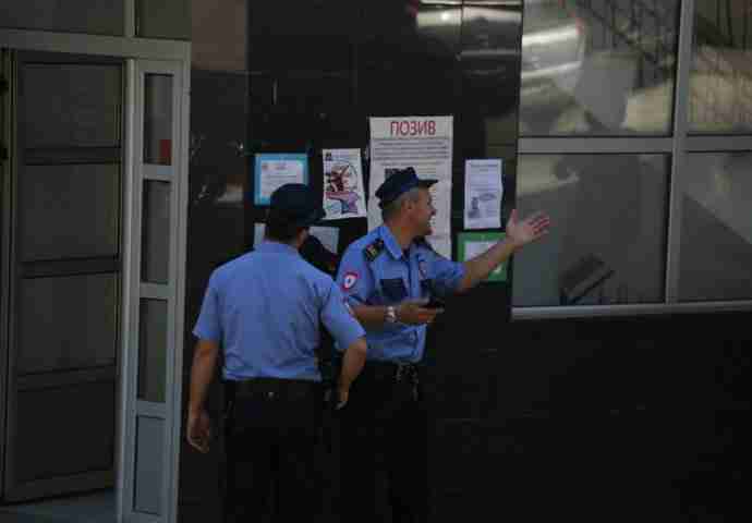 DEMONSTRACIJA BAHATOSTI U SREBRENICI: Policijski službenici legitimisali ekipu Novi.ba portala zato što su nepoznati u gradu