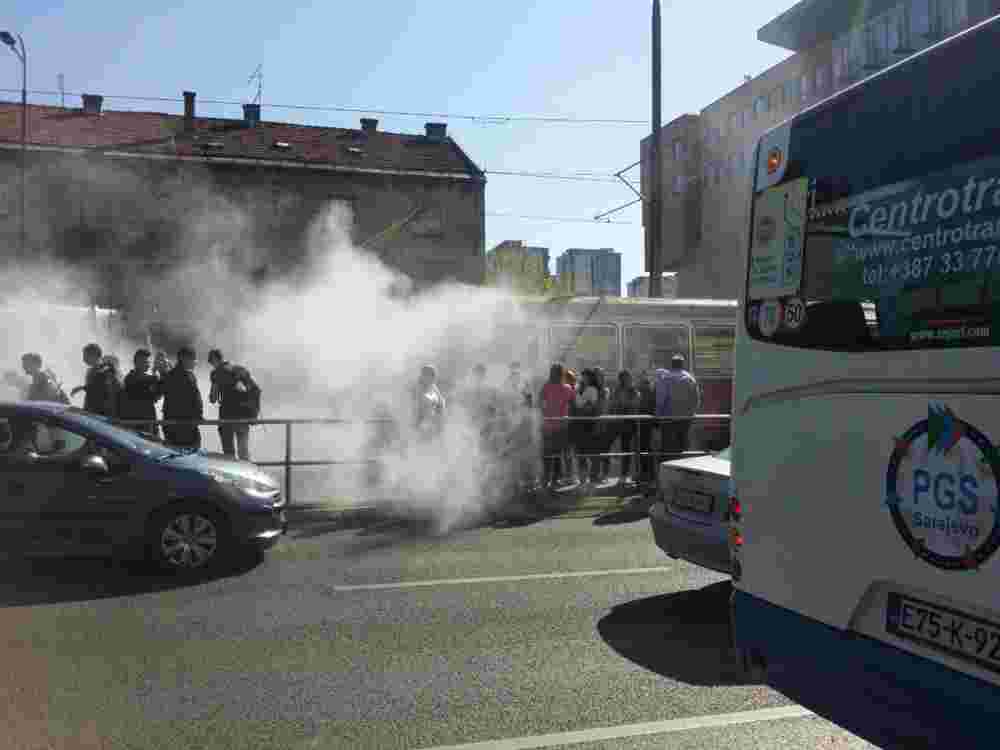 SARAJEVO: Zapalio se tramvaj, putnici bježali… (FOTO)