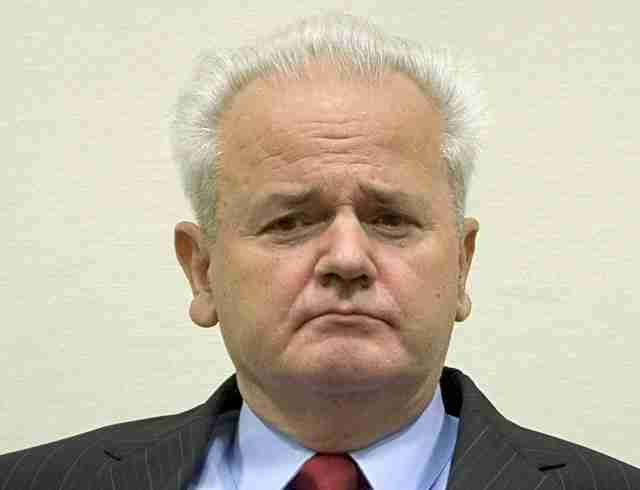NAJNOVIJI DETALJI O IZRUČENJA MILOŠEVIĆA HAGU! Srpski sudija koji je „poslao“ Miloševića u zatvor otkriva punu istinu!