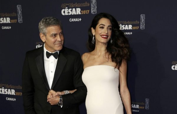 Amal Clooney blista i konačno je pokazala trudnički trbuh.