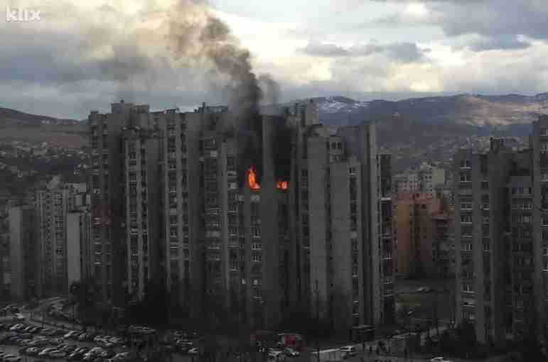 Eksplozija plinske boce u Sarajevu, gori stan na 11. spratu (FOTO)