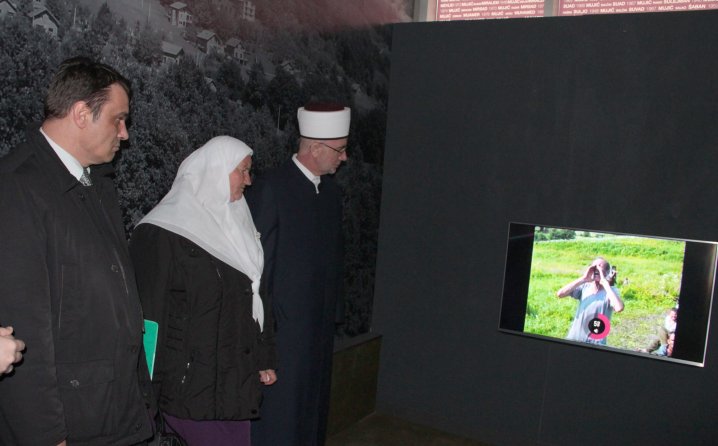 Majka Srebrenice u Muzeju genocida: Evo, ovdje ubijaju mog sina Azmira.