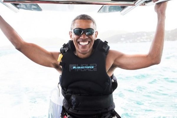 Barack Obama daleko od očiju javnosti uživa u surfanju na Britanskim Djevičanskim Otocima!