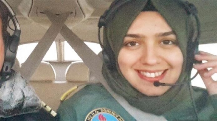 Turska: Prvi ženski pilot sa hidžabom.