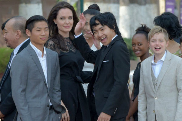 Prelijepa porodica: Angelina Jolie i njenih šestero djece na premijeri novog filma u Kambodži!