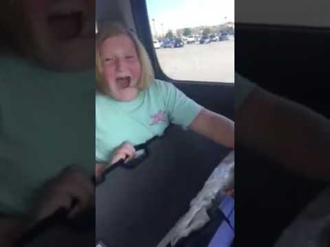 Šokantan video: Djevojčica dobila na poklon pušku i zaplakala od sreće .