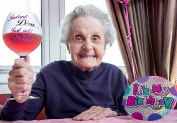 Ima 102 godine, puši najmanje 20 cigareta dnevno i pije vino svaki dan! Ona kaže da je fora dugovječnosti u ovoj voćki
