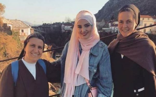 Fotografija iz Mostara zapalila društvene mreže: Nisu se uplašile zbog mog hidžaba!