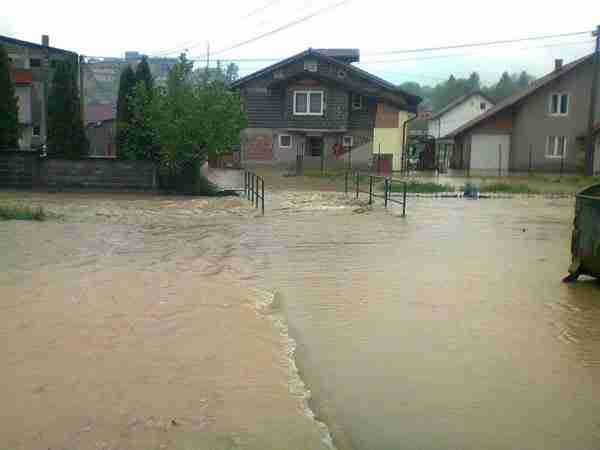 Poplave u Tešnju: Ugroženi stambeni objekti i preduzeća.