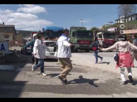 NADREALITI ŠOU: Japanski turisti zalutali među sokolačke štrajkače (VIDEO)