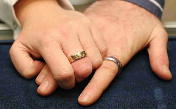 Prodali su vjenčano prstenje da bi kupili lijekove bolesnoj kćeri.