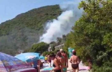 Horor sa crnogorskog primorja: Požar bukti tik do plaže, avioni u naletu gase vatru, a turisti se kupaju…