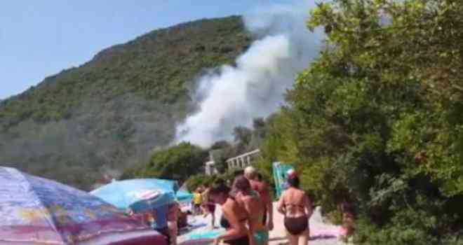 Horor sa crnogorskog primorja: Požar bukti tik do plaže, avioni u naletu gase vatru, a turisti se kupaju…