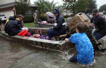 Potresne scene iz Teksasa: Šestočlana porodica utopila se u poplavama u Hjustonu, među njima četvero djece