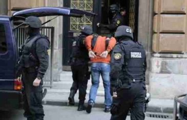 Opsadno stanje u Sarajevu: Ovako je Amel Sejfović sproveden na današnje suđenje zbog pljačke Raiffeisen banke